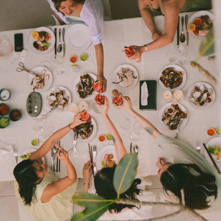 Panneaux directionnels avec des noms de restaurants et de commerces en plusieurs langues.